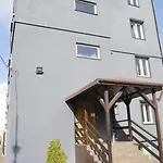 홈스테이 Uslugi Hotelowe A1 우치