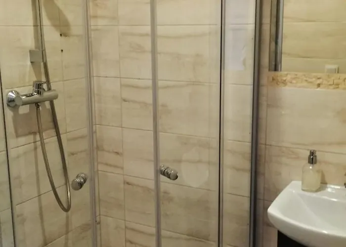 Uslugi Hotelowe A1 בית אירוח